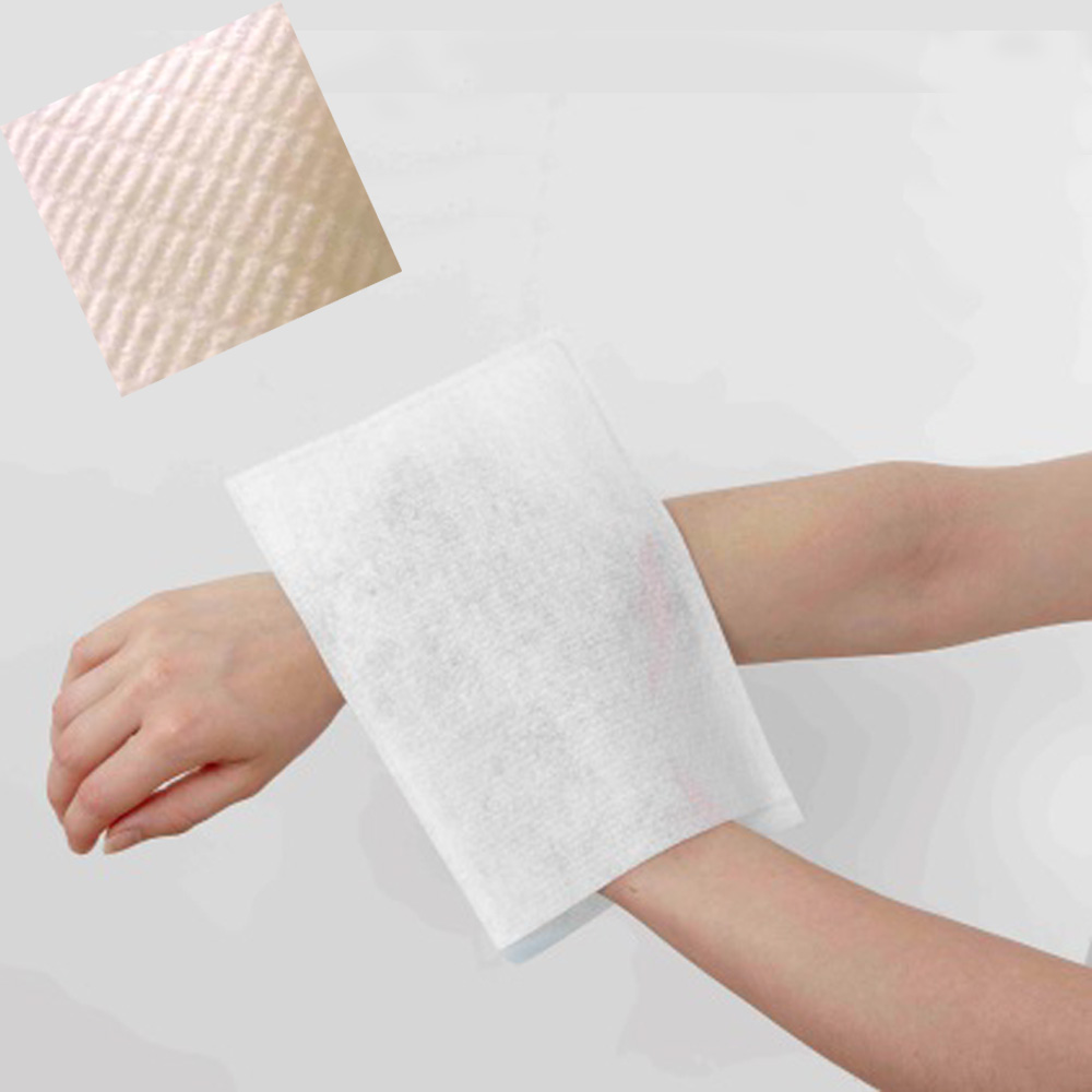 gant de toilette usage unique très doux sur main avec image détail de la matière du gant